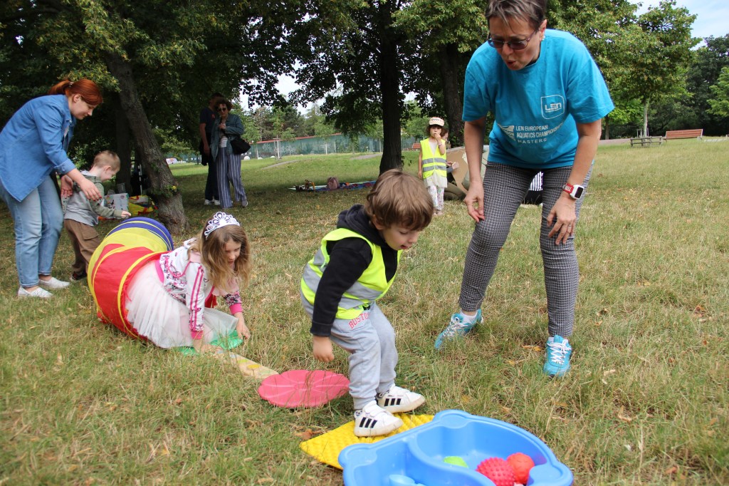 Ребята дошкольного возраста наперегонки преодолевают препятствия в парке - городской лагерь "СенсориУм" в Праге! 